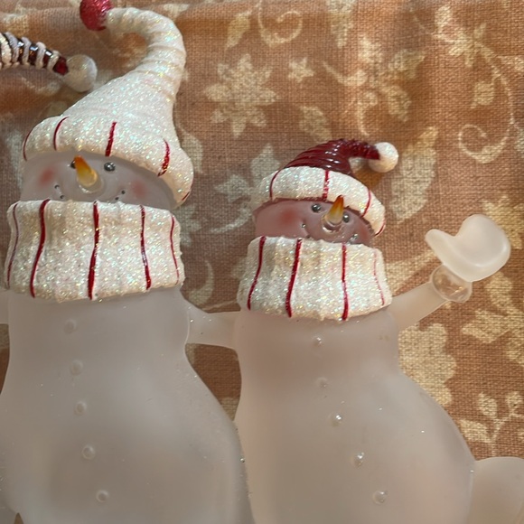 Three snowmen happily dancing in the sparkling snow with hats, mufflers & mitten - Picture 6 of 8
